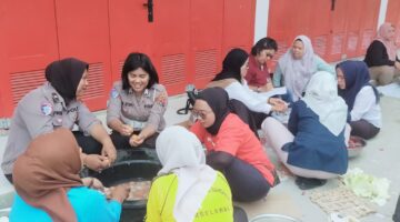 Polwan Turun ke Dapur Umum, Personel Samapta Distribusikan Air Bersih bagi Korban Banjir Bandang Dolok Batu Nanggar